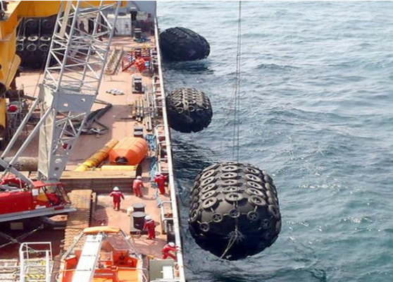 Ocean Platfprm Koruma Şişme Bot Çamurluğu 0.05mpa Rıhtımlar İçin Kauçuk Çamurluklar
